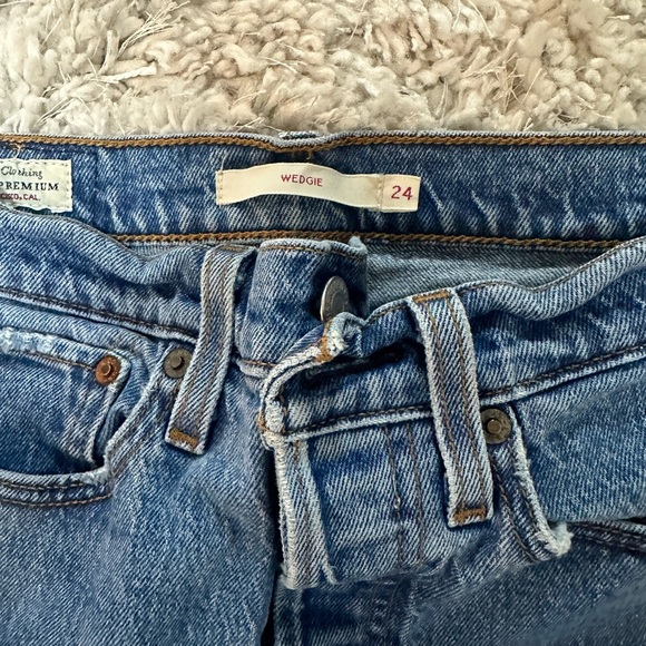 Levi’s Wedgie Fit Jeans - Picture 2 of 3